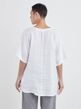 Load image into Gallery viewer, Cut Loose Hanky Linen One Size Shirred Blouse