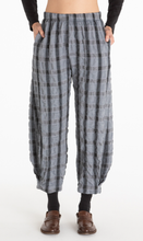 Load image into Gallery viewer, Cut Loose Crinkle Plaid Side Pleat Lantern Pant