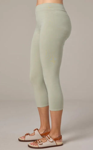 Cut Loose Solid Cotton Lycra Capri Legging