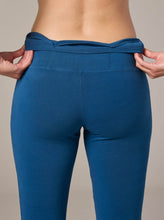 Load image into Gallery viewer, Cut Loose Solid Cotton Lycra Back Pocket Legging