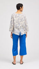Load image into Gallery viewer, Cut Loose Morning Glory 3/4 Split Back Top