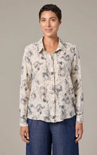 Load image into Gallery viewer, Cut Loose Leoni Floral Print Fitted Shirt