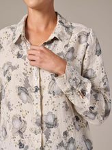 Load image into Gallery viewer, Cut Loose Leoni Floral Print Fitted Shirt
