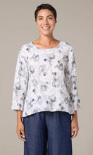 Load image into Gallery viewer, Cut Loose Leoni Floral Print 3/4 Sleeve Split Back Top