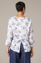 Load image into Gallery viewer, Cut Loose Leoni Floral Print 3/4 Sleeve Split Back Top