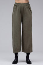 Load image into Gallery viewer, Cut Loose Linen Cotton Jersey Cropped Pant with Darts