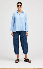 Load image into Gallery viewer, Cut Loose Black/Blue Swirl Cropped Pant with Darts