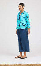 Load image into Gallery viewer, Cut Loose Black/Blue Swirl Crop Easy Shirt